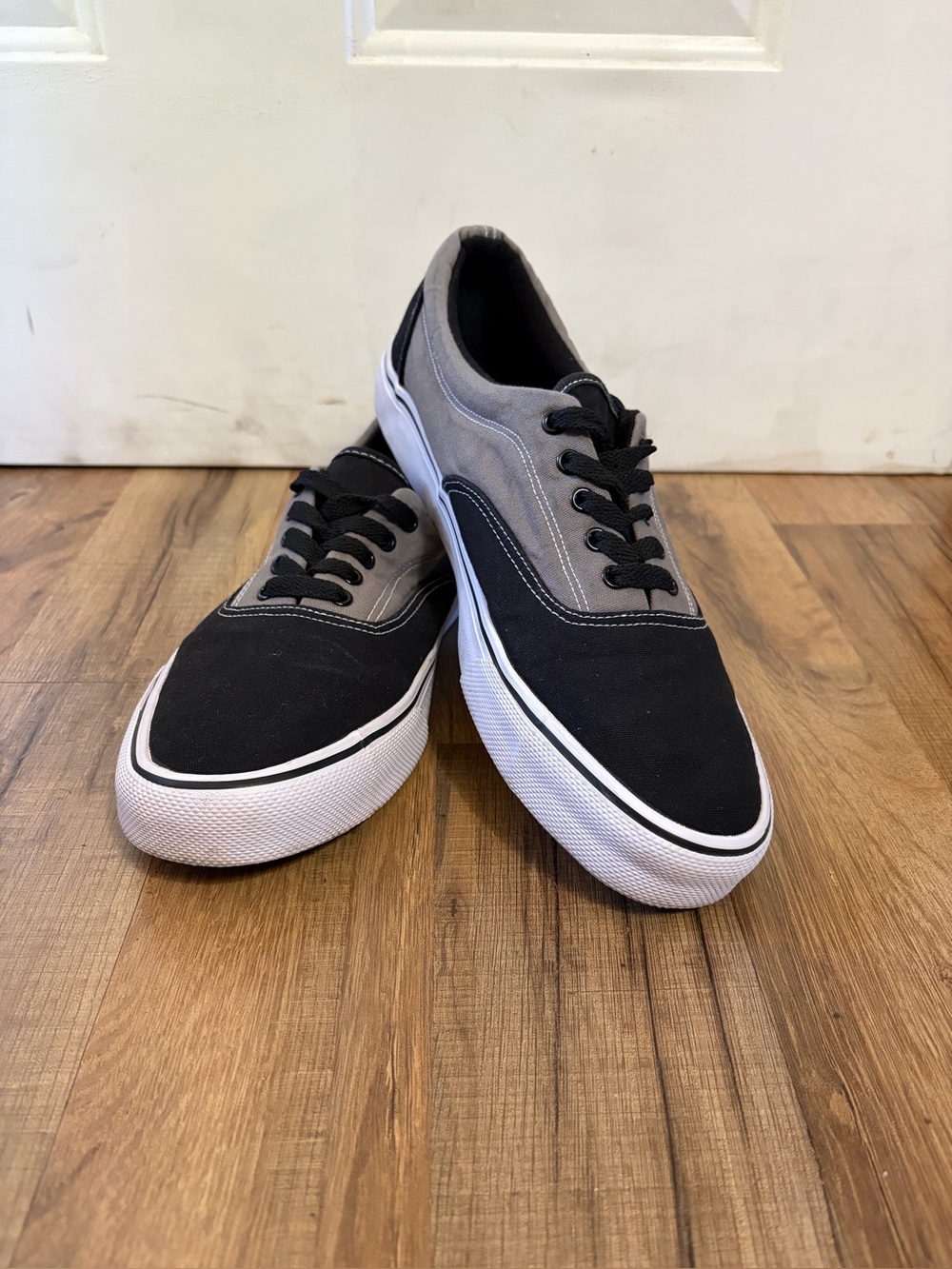Airwalk Rio Men’s 11.5 Gray Black Canvas Low Top Skate Sneakers Punk Ska Retro